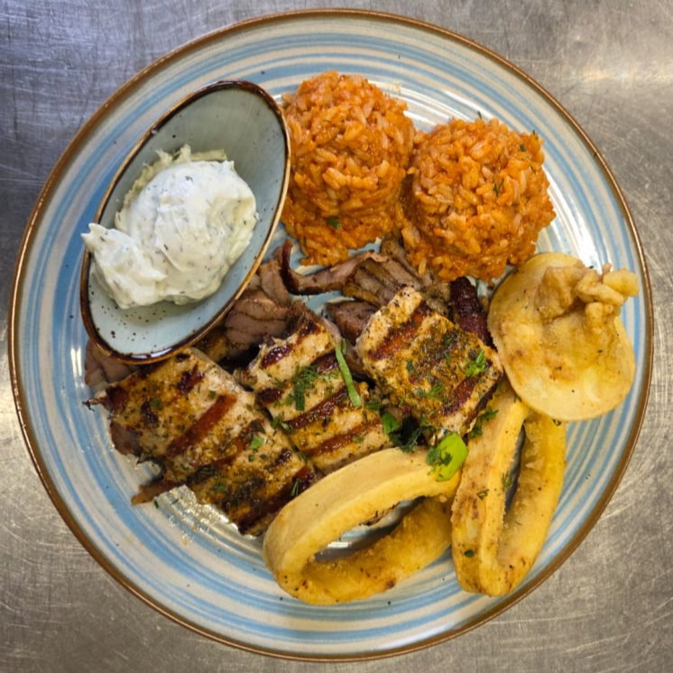 Gyros Souvlaki Kalamari Reis und Tzatziki