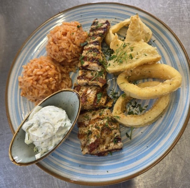 Souvlaki Kalamari Reis und Tzatziki