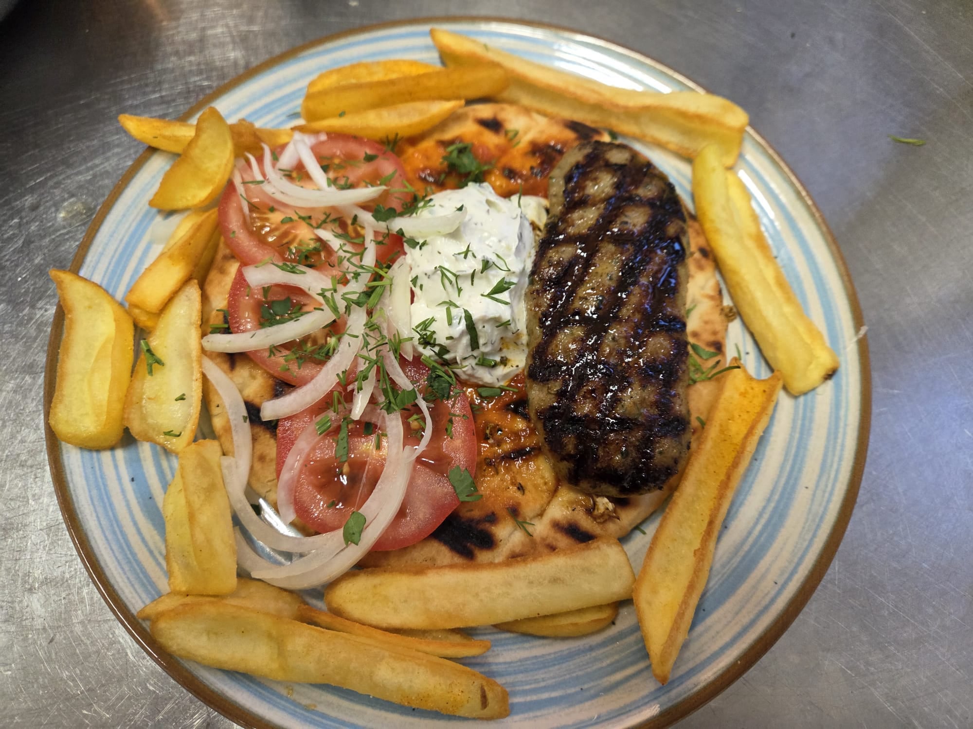 Pitta mit Souvlaki,  Pommes  und Tzatziki!