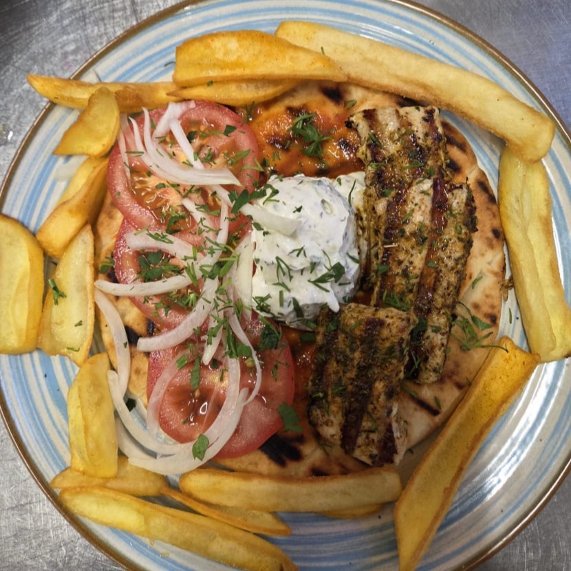 Pitta mit Souvlaki,  Pommes  und Tzatziki!
